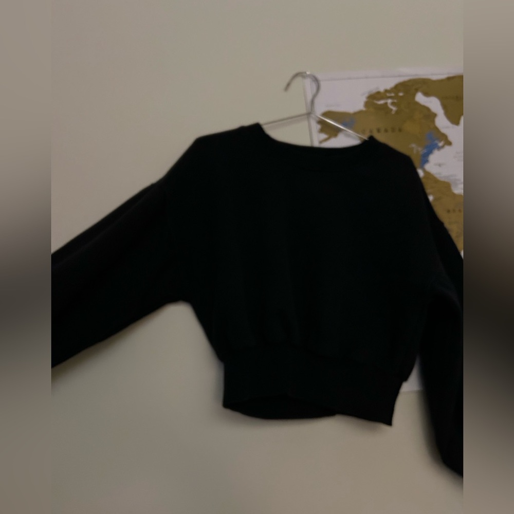 Black crew neck cropped sweatshirt